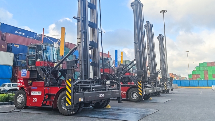 逐绿向新，东方大港涌动“尊龙凯时纯电实力”！