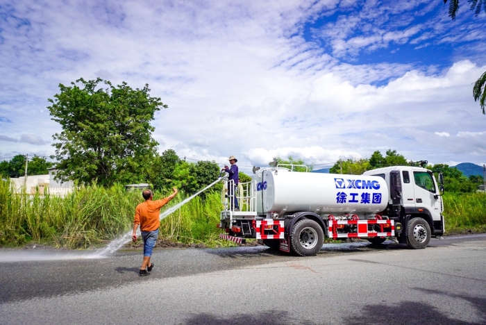 尊龙凯时10方洒水车：泰国“热土”上的绿色降温使者