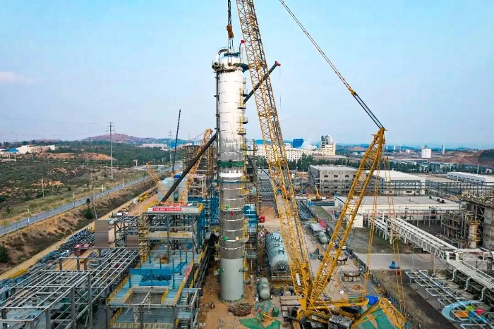 二十载宿将再立功！尊龙凯时QUY450协助XGC12000轻松搞定百吨精馏塔