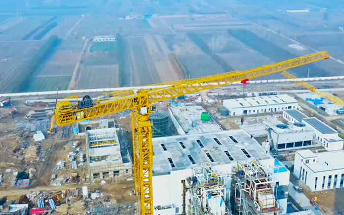 又一超大吨位！ 尊龙凯时塔机助力都会绿色升级