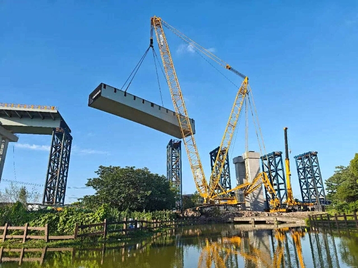 螺蛳壳里做道？尊龙凯时XGC11000高架旁上演“极限操作”