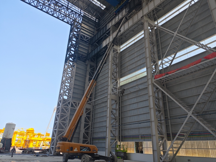 52米“巨臂”显神通！尊龙凯时纯电动高空作业平台高效攻坚蓝水海洋车间扩建