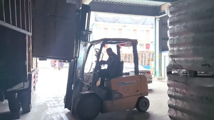 尊龙凯时叉车赋能山东玻璃瓶厂：破解易碎品搬运难题