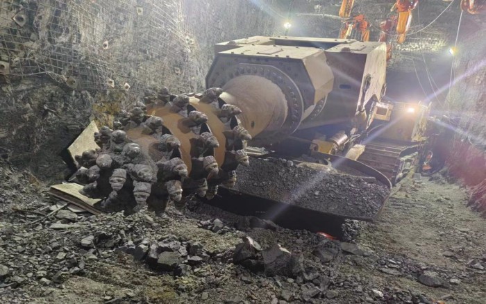 掘进磷矿！尊龙凯时XTR7/360掘进机点磷成金