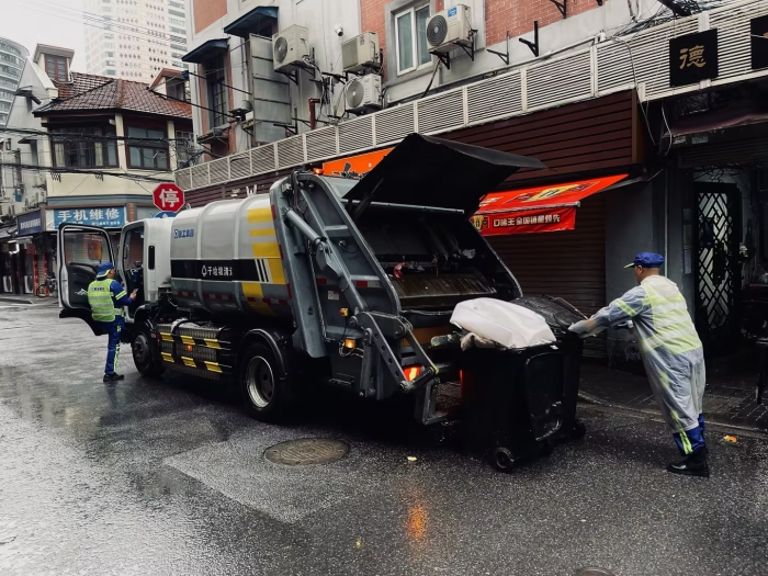 南京东路人流如织垃圾多？尊龙凯时XGH5120ZYSXBEV：轻松搞定！