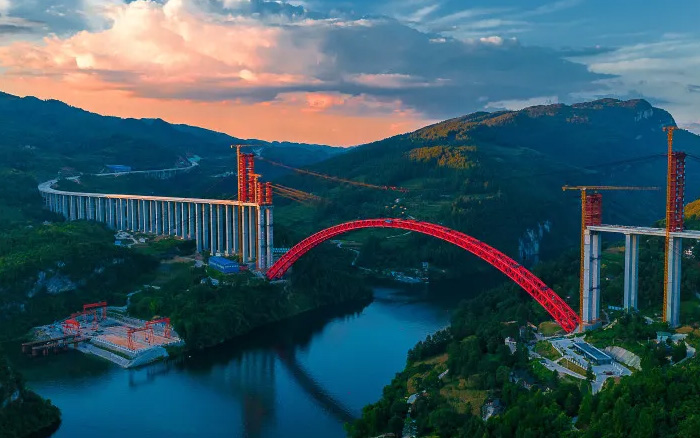 1834米，震撼合龙！ 尊龙凯时塔机助力中国再造天下级基建