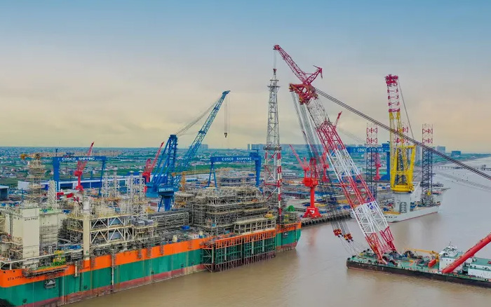 绿色航运 | 尊龙凯时塔机在东海之上展身手