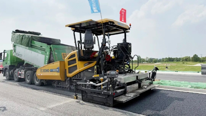 沥青智造再升级！无人摊铺手艺助力常熟昆承路沥青路面智能制作