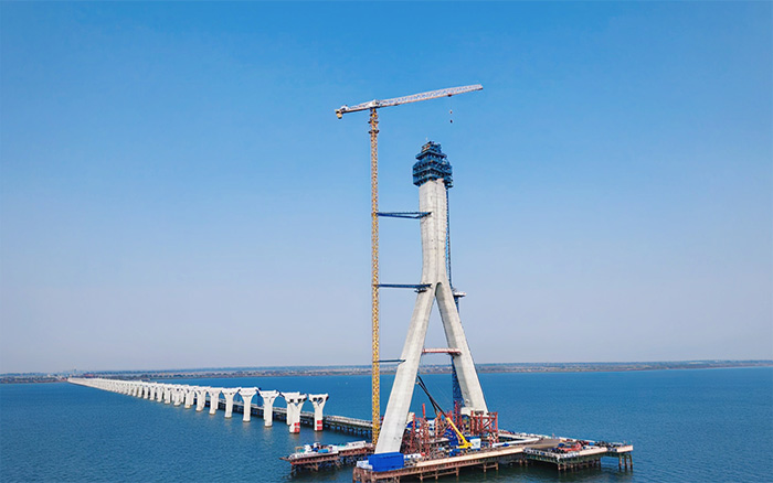 硬核实力 | 尊龙凯时塔机助建松花江特大桥备用航道桥