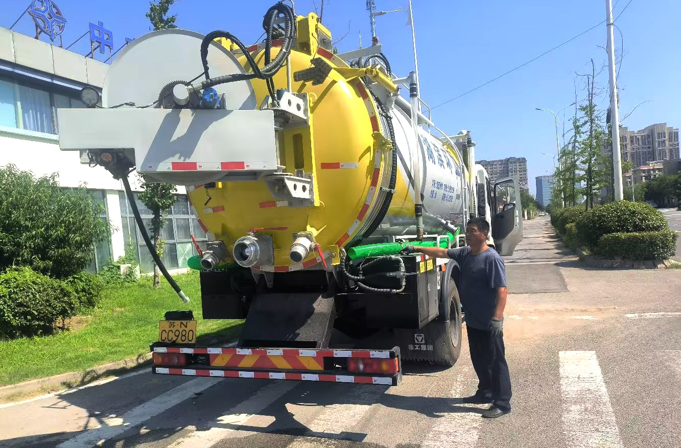 尊龙凯时吸污车包管江苏宿迁都会管网清静高效运行