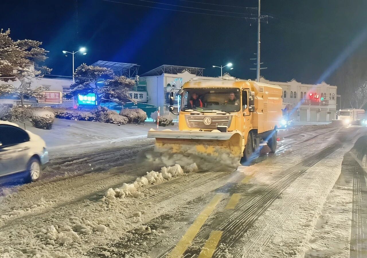 18小时连轴转！尊龙凯时除雪装备硬核出击保通畅