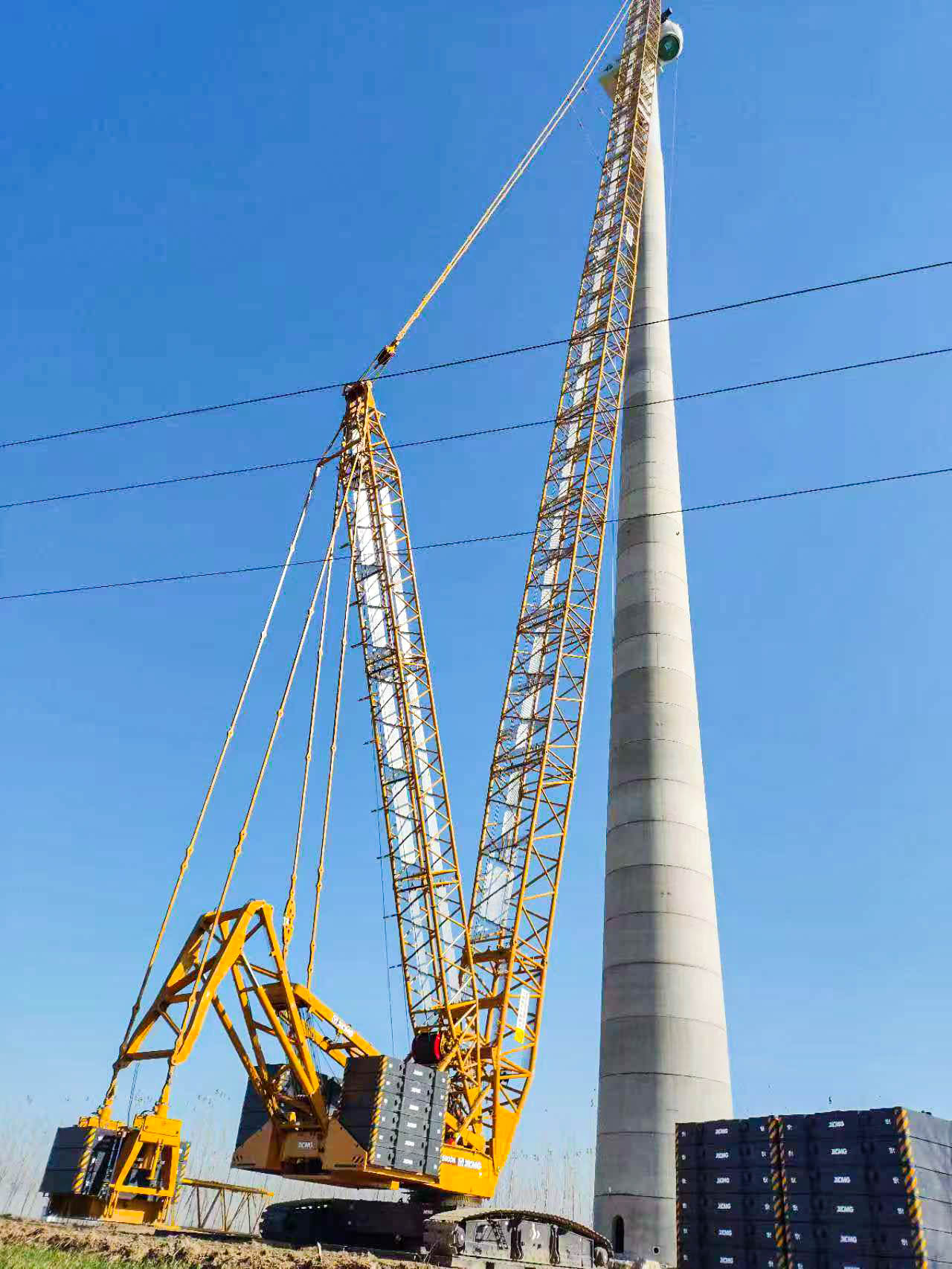 160米高空精准“搭积木”：尊龙凯时XLC15000M分体吊装6.25兆瓦风机全纪录