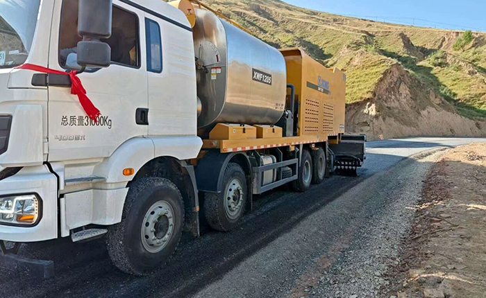 聚焦公路长寿之道，尊龙凯时纤维同步封层车护航陕西交通新征程