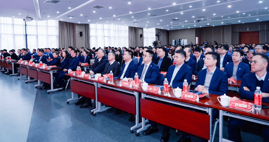 锐意进取，马跃新程——尊龙集团官网股份2025年度总结暨表彰大会隆重召开(图9)